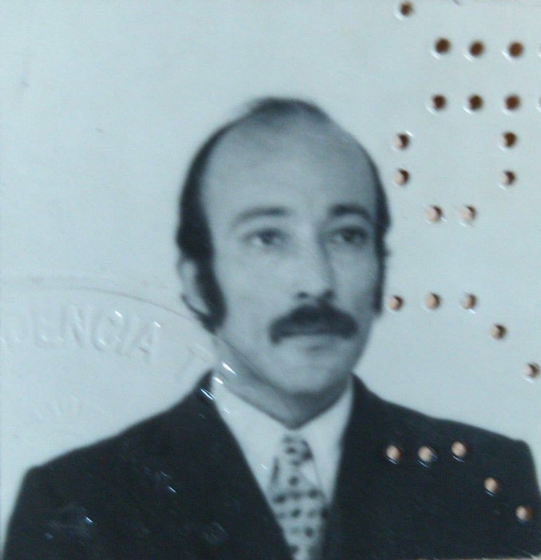 Foto del documento de identidad de César.